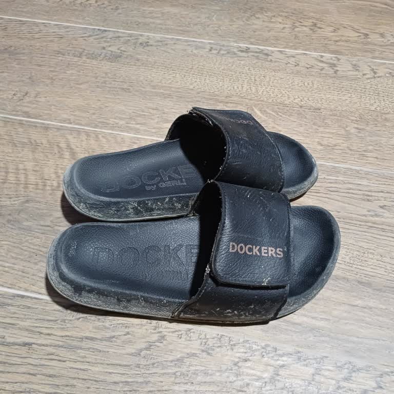 Sandalias Dockers se encogieron 3 tallas, solicito cambio o reembolso