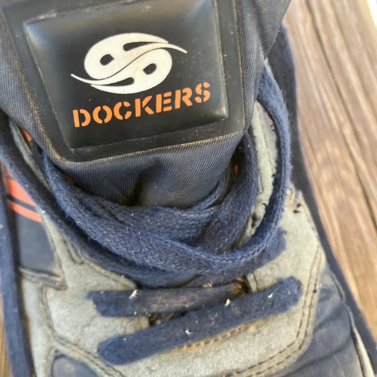 Deportivas Dockers, solicito cambio por deformación interior pronta