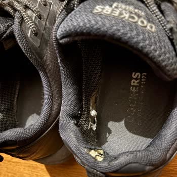 Botas Dockers con defecto y solicitud de cambio rechazada