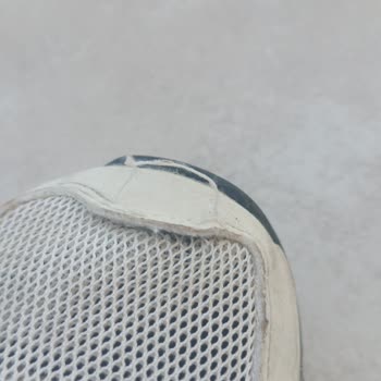 Dockers, costuras desprendidas y proceso de garantía insatisfactorio