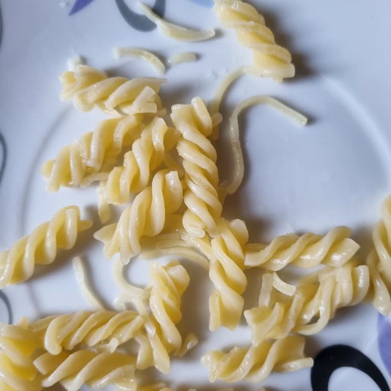 Aldığım Makarna Hem Bozuk Çıktı Hem Parçalandı