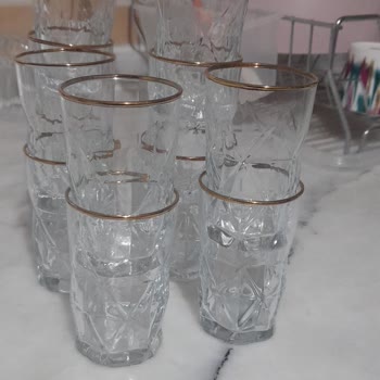 Kullanılmadan Kararan Altın Yaldızlı Bardaklar Mağduriyet Yaşattı