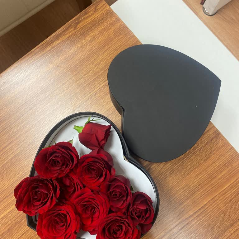 Sipariş Edilen Çiçek Ürünü Görselden Farklı Ve Kusurlu Geldi, İade Talebi Karşılanmıyor