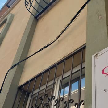 İzinsiz Ve Özensiz Fiber Kablolama Binamıza Zarar Verdi, Muhatap Bulamıyoruz