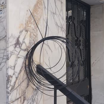 İzinsiz Ve Özensiz Fiber Kablolama Binamıza Zarar Verdi, Muhatap Bulamıyoruz