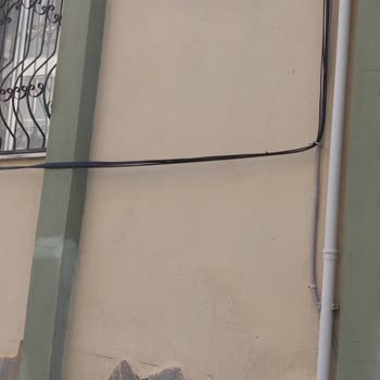 İzinsiz Ve Özensiz Fiber Kablolama Binamıza Zarar Verdi, Muhatap Bulamıyoruz