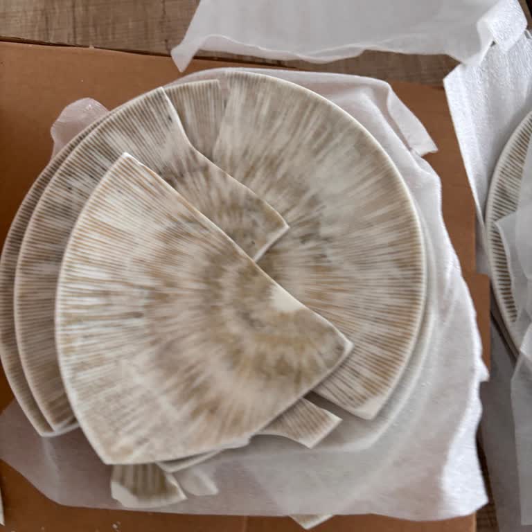 Kırık Gelen Yemek Takımı Ve Müşteri Hizmetlerine Ulaşılamıyor