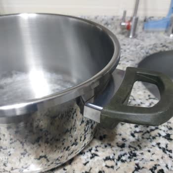 Az Kullanımla Tencerede Saplarda Renk Değişimi Ve İç Çelikte Puslanma Yaşadım