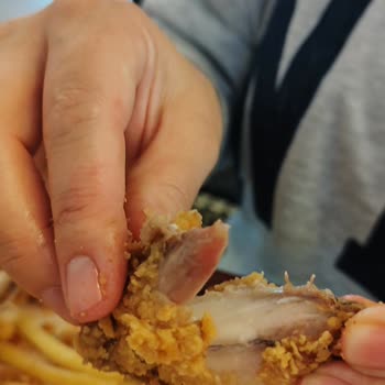 Popeyes'tan Gelen Tavuklar Çürük Ve Kötü Kokuluydu, Mağdur Edildik