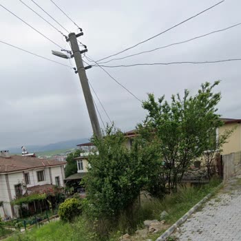 TEDAŞ İnşaat Alanında Güvenlik Riski Oluşturan Elektrik Direğinin Acil Kaldırılması Talebi