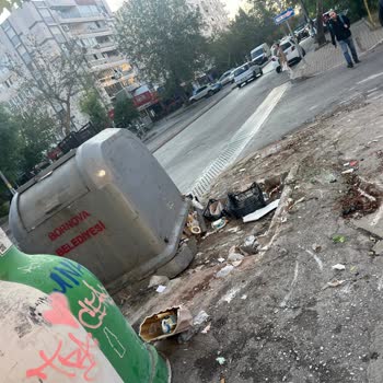 Gediz Caddesi’nde Çöp Toplama Hem Geç Hem De Çevreyi Kirletiyor