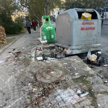Gediz Caddesi’nde Çöp Toplama Hem Geç Hem De Çevreyi Kirletiyor