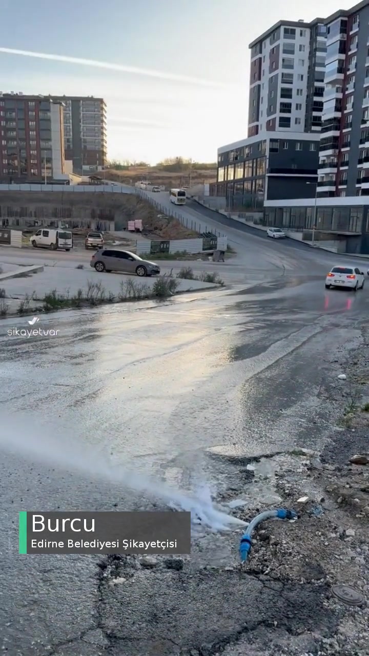 Edirne Belediyesi Temiz Su Borusu Patlak Saatlerdir Akıyor videonun kapak resmi
