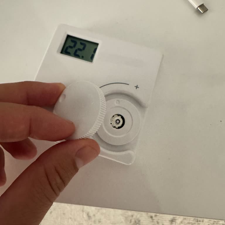 Garanti Kapsamındaki Termostatın Kırık Düğmesi İçin Ücret Talebi