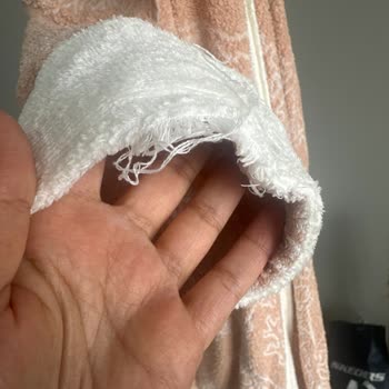 Yüksek Fiyatlı Bornozda İlk Yıkamada Çekme Ve Sökülme Sorunu