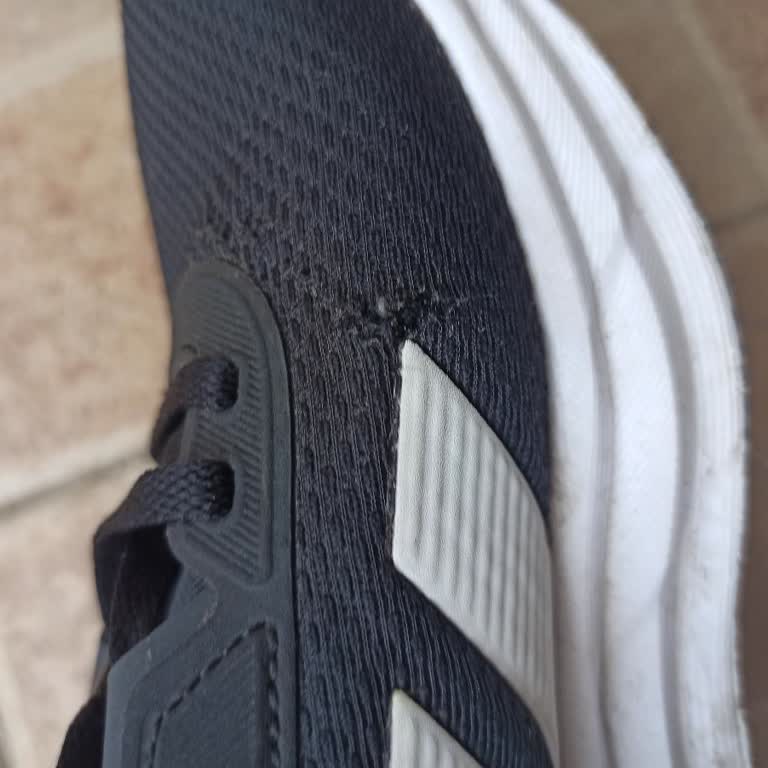 Kısa Sürede Yırtılan Adidas Spor Ayakkabı İçin Mağaza Desteği Talebi