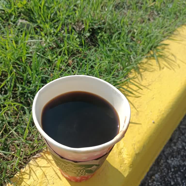 Sıcak Kahve Bardağı Yolculukta Elimde Yamuldu Ve Üzerime Döküldü