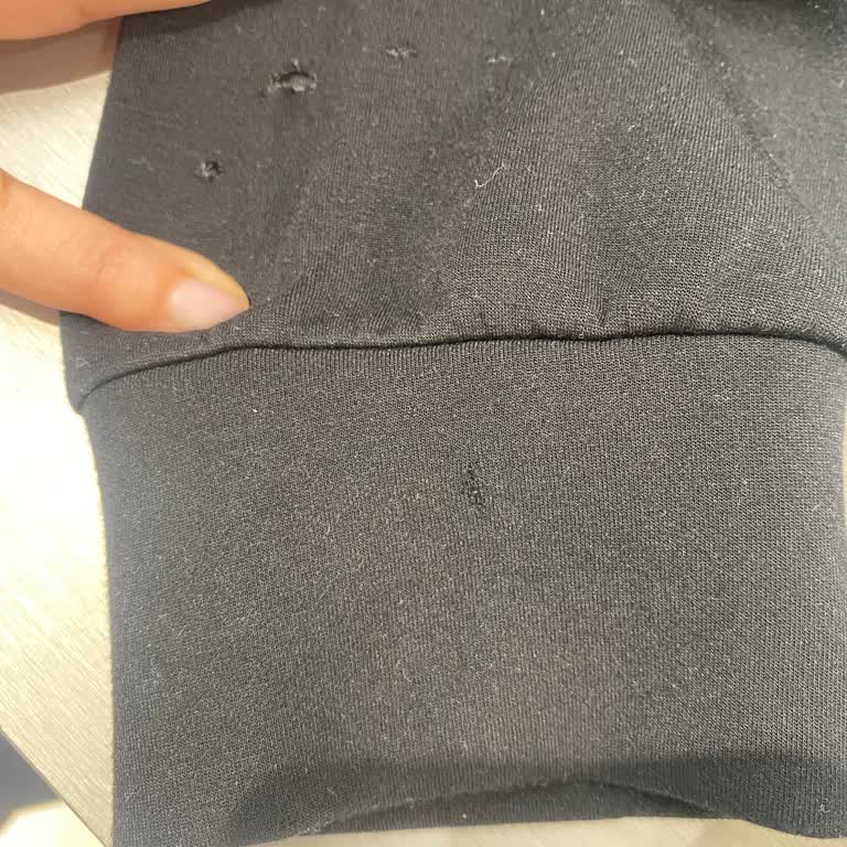 Stradivarius Sweatshirt, defecto en puño y falta de apoyo en tienda