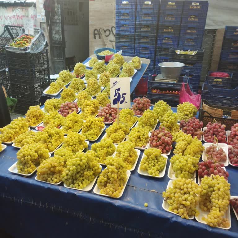 Fatih Cuma Pazarı'nda Bayat Ürün Ve İlgisiz Satıcı Mağduriyeti