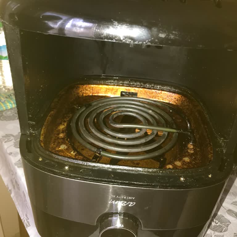 Airfryer'da Leke Ve Koku Sorunu Çözülmüyor, Destek Yetersiz