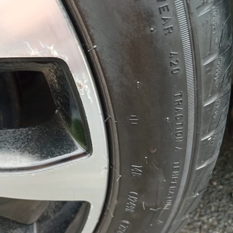 Yeni Alınan Pirelli Lastiklerde Yanaklarda Kesik İzleri Ve Garanti Belirsizliği