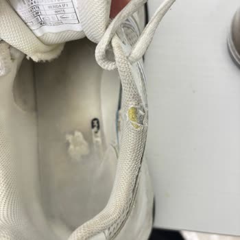 FLO Ayakkabı Yaklaşık 1 Ay Sonra Her İki Ayakkabının Bilek Kısımlarında Yırtılmalar Oluştu