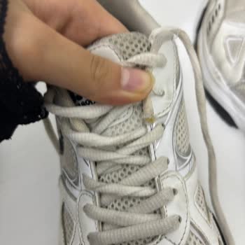 FLO Ayakkabı Yaklaşık 1 Ay Sonra Her İki Ayakkabının Bilek Kısımlarında Yırtılmalar Oluştu