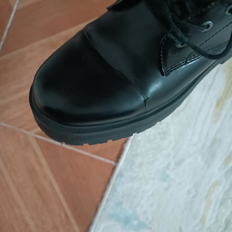 Bershka’dan Aldığım Ayakkabı 4. Kullanımda Soyuldu, Müşteri Hizmetleri Sessiz Kaldı