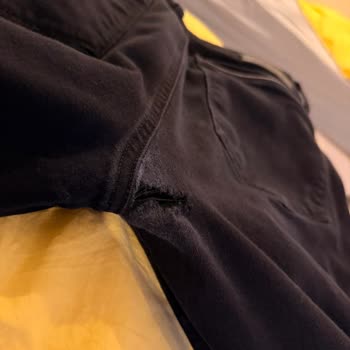 Mavi Jean Pantolonum Üç Kez Giyince Kasık Bölgesinden Yırtıldı
