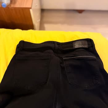 Mavi Jean Pantolonum Üç Kez Giyince Kasık Bölgesinden Yırtıldı