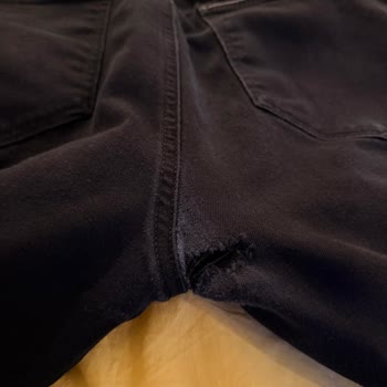 Mavi Jean Pantolonum Üç Kez Giyince Kasık Bölgesinden Yırtıldı