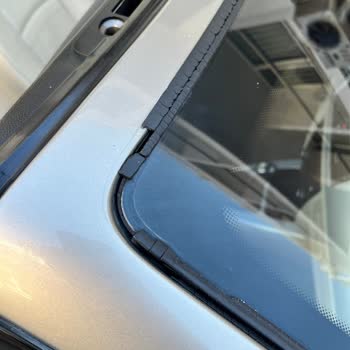 BMW E93 Cabrio Ön Cam Fitilinde Kronik Deformasyon Ve Ücretsiz Değişim Talebi