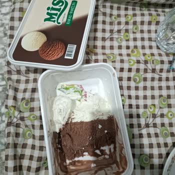 Dondurma İçinden Kağıt Parçası Çıkması Ve Ürün Değişimi Talebi