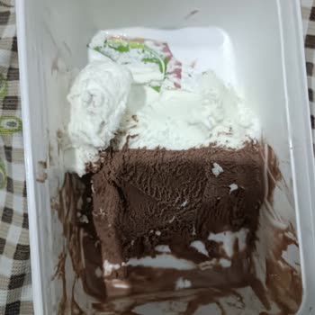 Dondurma İçinden Kağıt Parçası Çıkması Ve Ürün Değişimi Talebi