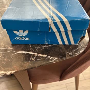 Yırtık Ve Özensiz Paketle Teslim Edilen Çocuk Ayakkabısı Hayal Kırıklığı Yaşattı