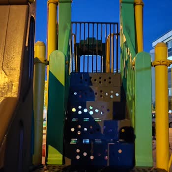 Çocuk Parkında Güvenlik Ve Bakım Eksikliği Tehlike Saçıyor