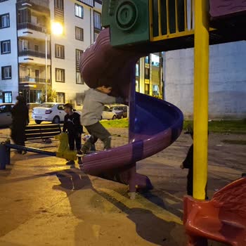 Çocuk Parkında Güvenlik Ve Bakım Eksikliği Tehlike Saçıyor