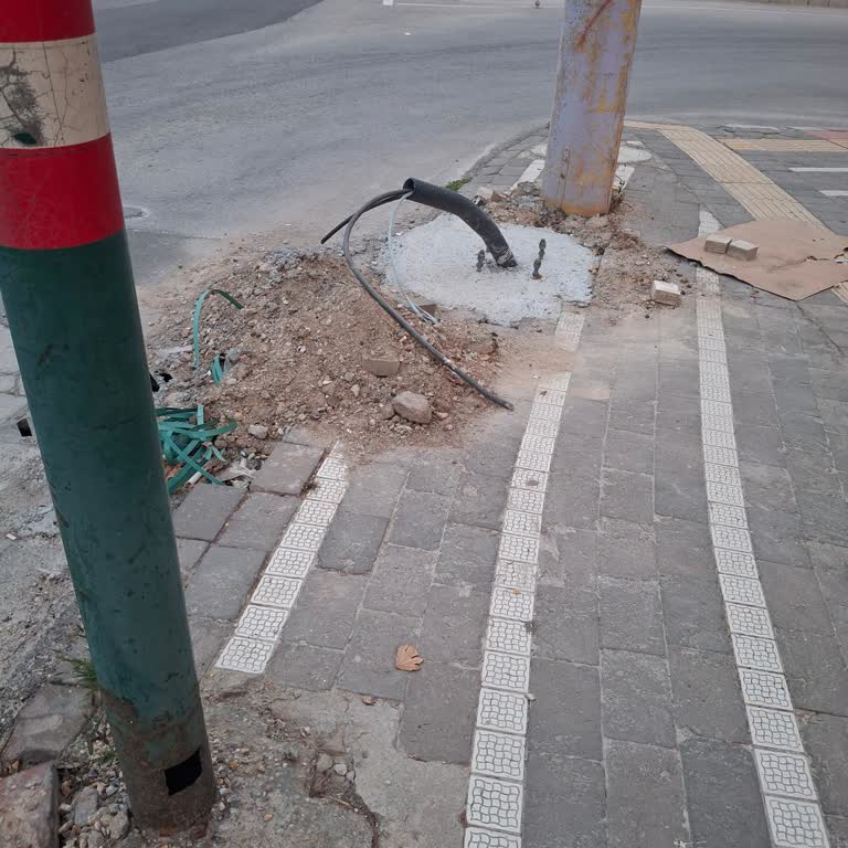 Açık Elektrik Kabloları Çocuklar Ve Yayalar İçin Tehlike Oluşturuyor