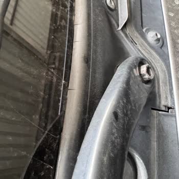 BMW F20 Ön Cam Altı Izgara Çatlağı Ve Ücretsiz Parça Değişimi Talebi