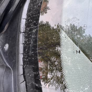 BMW F20 Ön Cam Altı Izgara Çatlağı Ve Ücretsiz Parça Değişimi Talebi