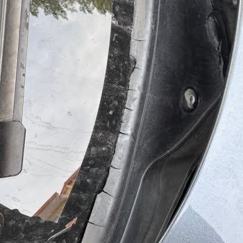 BMW F20 Ön Cam Altı Izgara Çatlağı Ve Ücretsiz Parça Değişimi Talebi