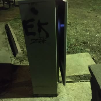 Çukurova Belediyesi Çocuk Parkı Yanındaki Açık Şalter Dolabı Büyük Tehlike Saçıyor