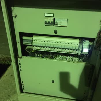 Çukurova Belediyesi Çocuk Parkı Yanındaki Açık Şalter Dolabı Büyük Tehlike Saçıyor