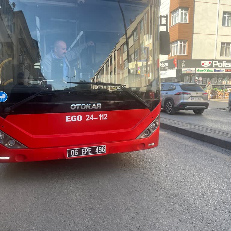 Ego Otobüs Şoförünün Aşırı Hızlı Ve Dikkatsiz Sürüşü Yayaları Tehlikeye Atıyor