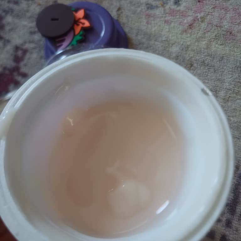 Йогурт Danone : упаковка полупустая и вкус испорчен