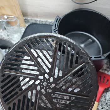Airfryer'ın İç Haznesi Ve Sepeti Soyuluyor, Garanti Kapsamında Değişim Talebi