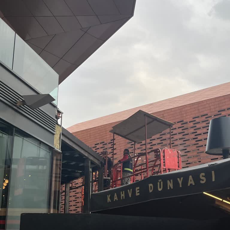 Meydan AVM'deki Gürültülü Çalışmalar Ziyaretçileri Rahatsız Ediyor