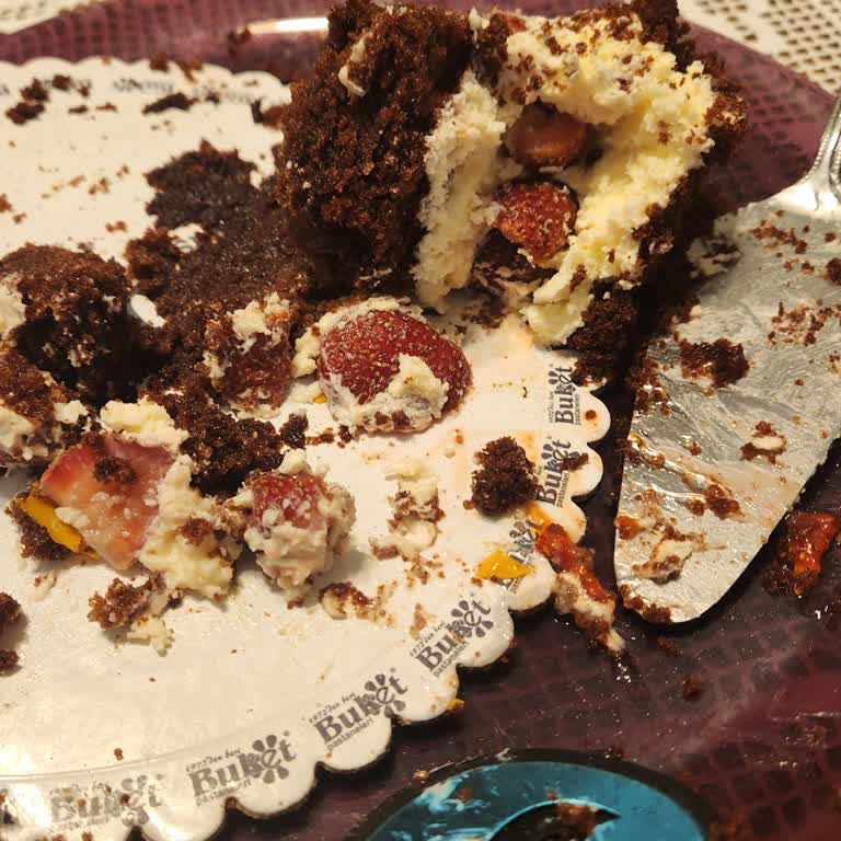 Doğum Günü Pastası Bayat Ve Sert Çıktı, Hayal Kırıklığı Yaşadım