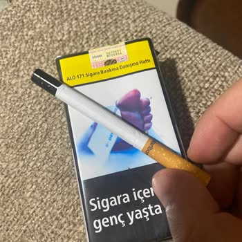 Marlboro Sigara Paketinden Siyah Filme Sarılı Sigara Çıkması Şaşkınlığı
