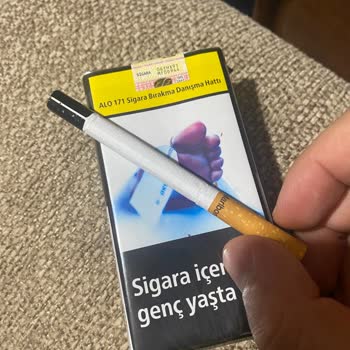 Marlboro Sigara Paketinden Siyah Filme Sarılı Sigara Çıkması Şaşkınlığı